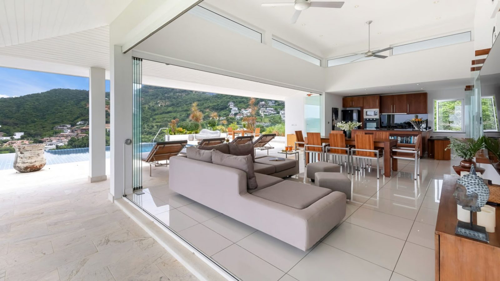 villa-baan-kuno-living-area-for-workation