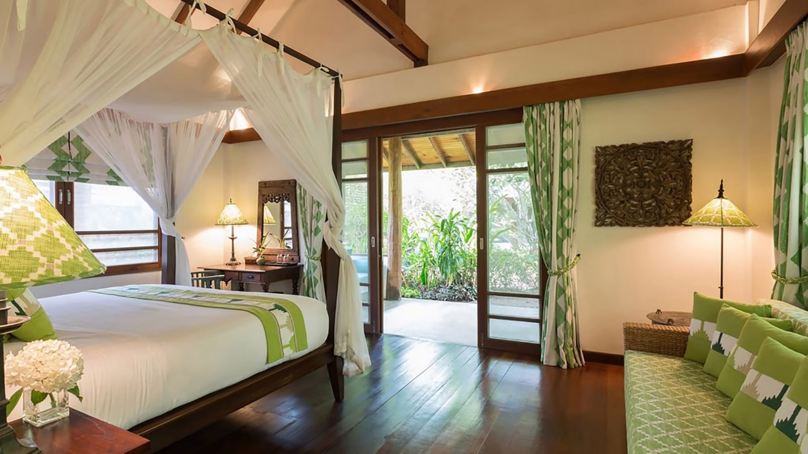 villa-waimarie-spacious-bedroom